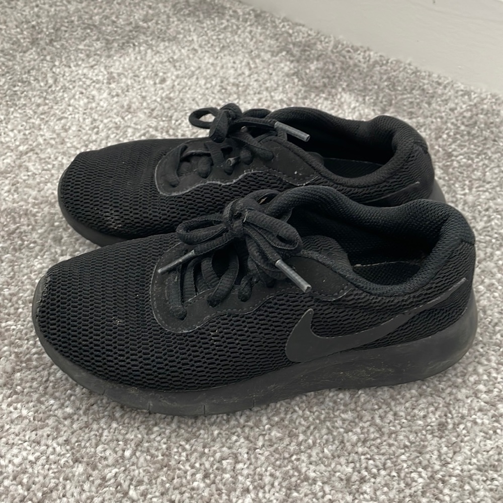 Nike toddler black shoes
